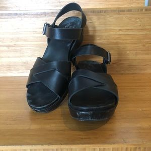 Myrna - Ankle strap w/adj buckle. 
Leather upper/synth cork lining/rubber sole.